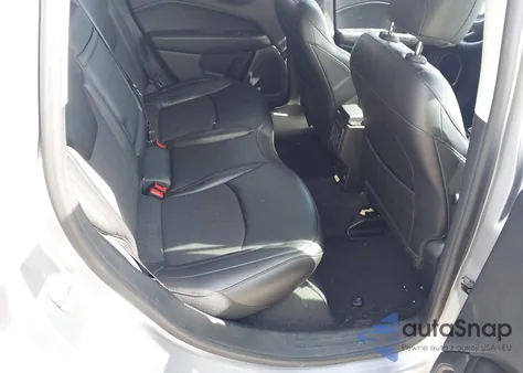 2019 Jeep Compass Altitude 4X4 z USA, uszkodzony, nr VIN 3C4NJDBB5KT593059